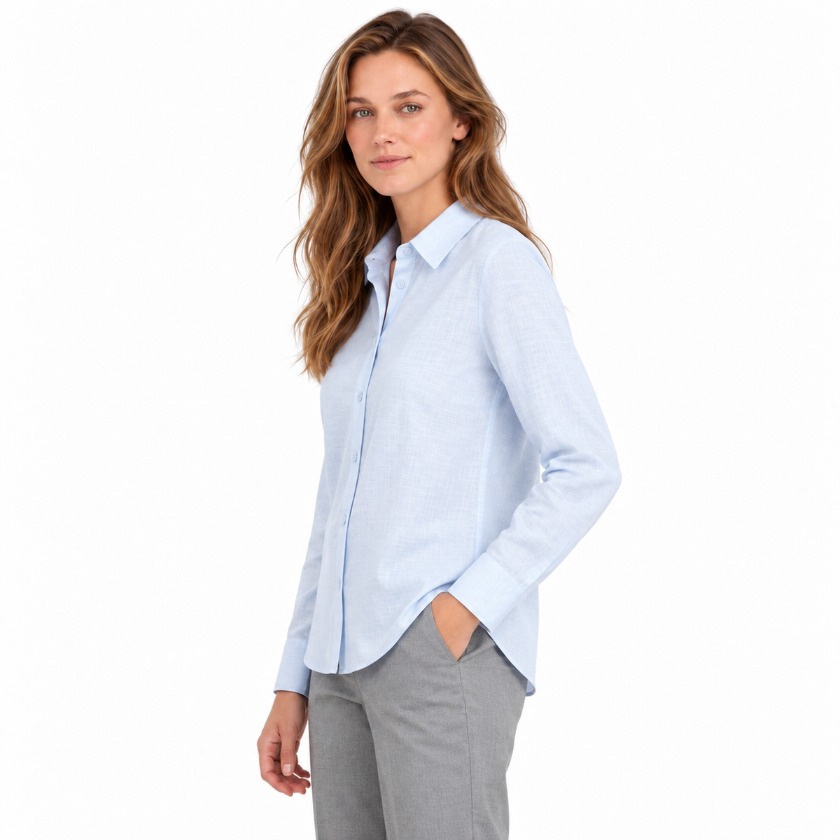Camisa celeste, vista lateral con pose natural