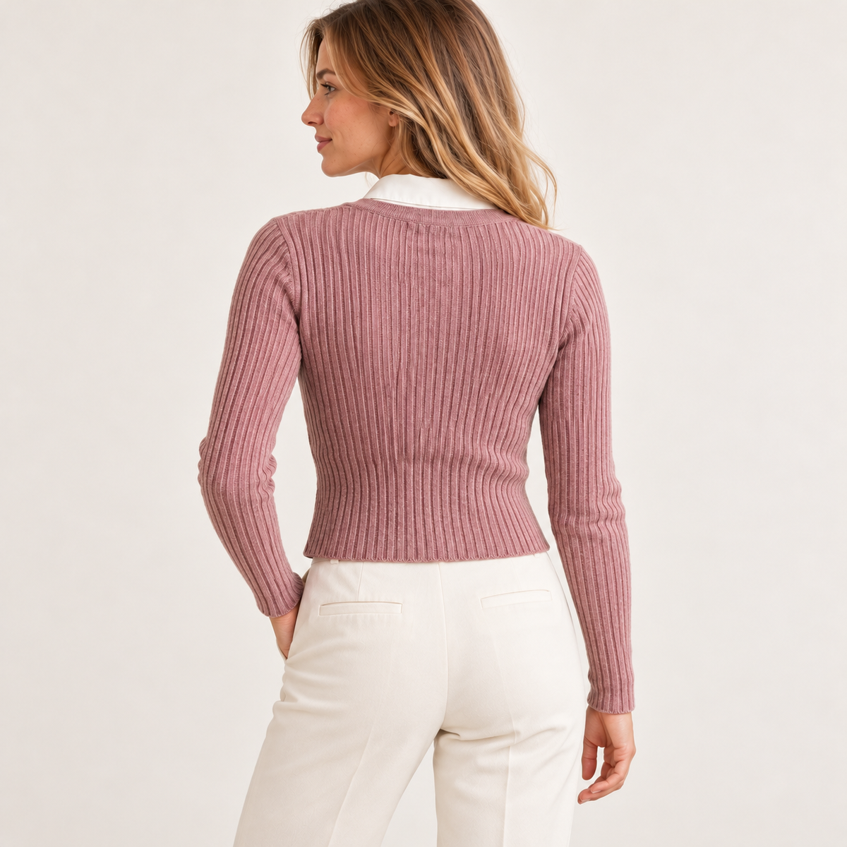 Cárdigan con botones dorados fucsia — espalda