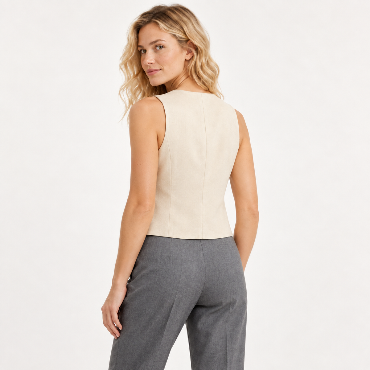 Chaleco beige de tres botones sin bolsillos, vista espalda
