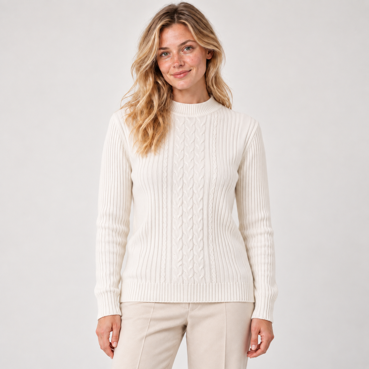 Sweater largo tejido stretch blanco, vista frontal, modelo natural