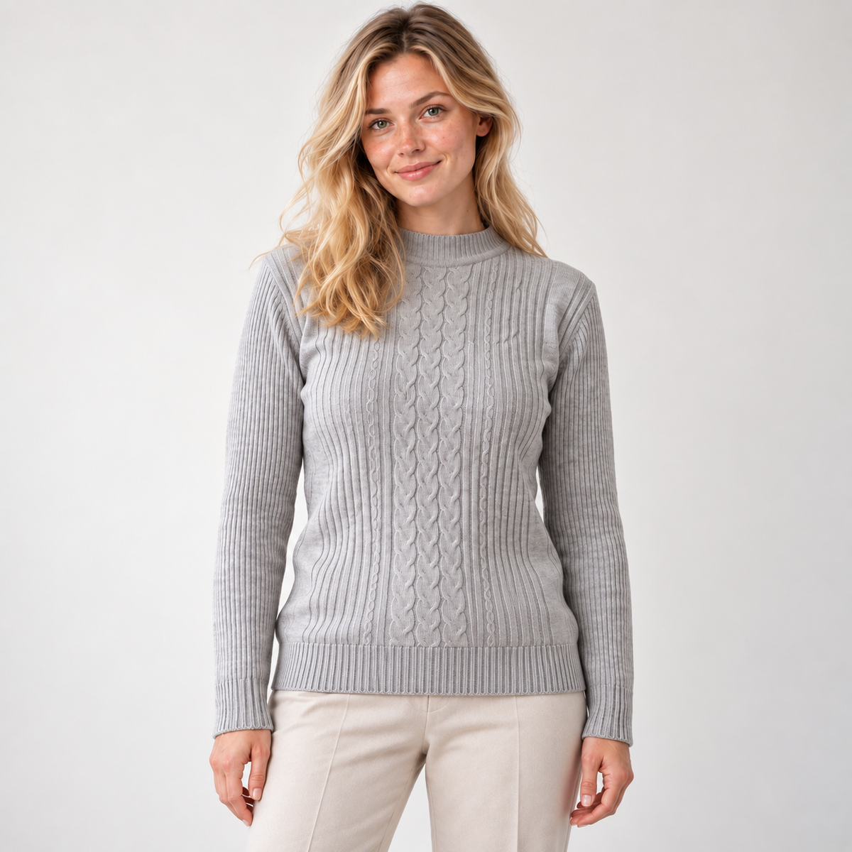 Sweater largo tejido stretch gris, vista frontal, modelo natural