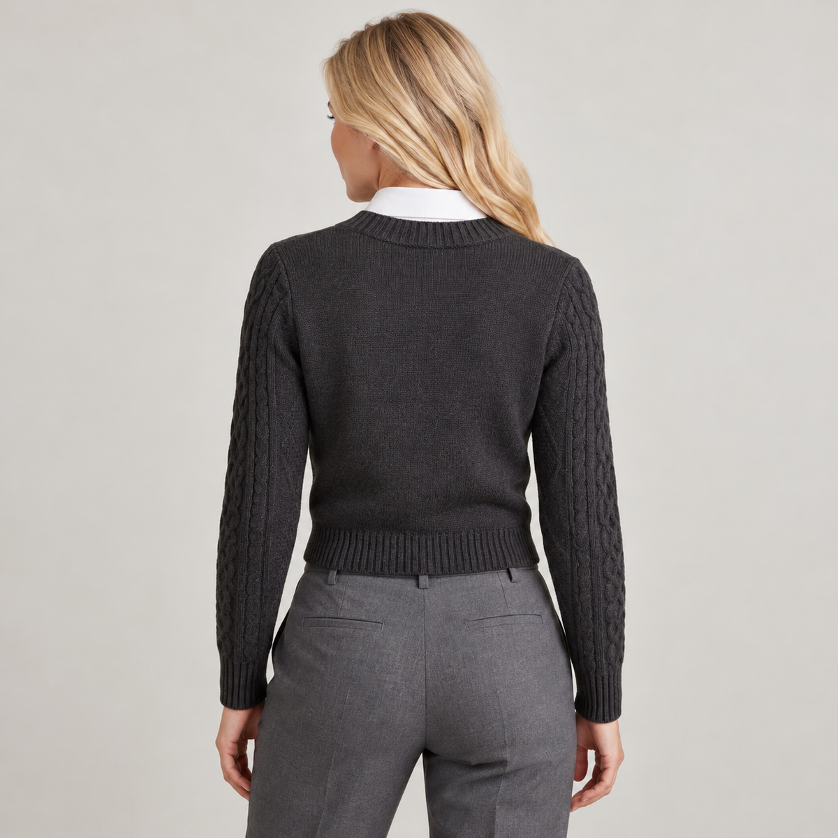 Sweater cuello V negro — espalda lisa