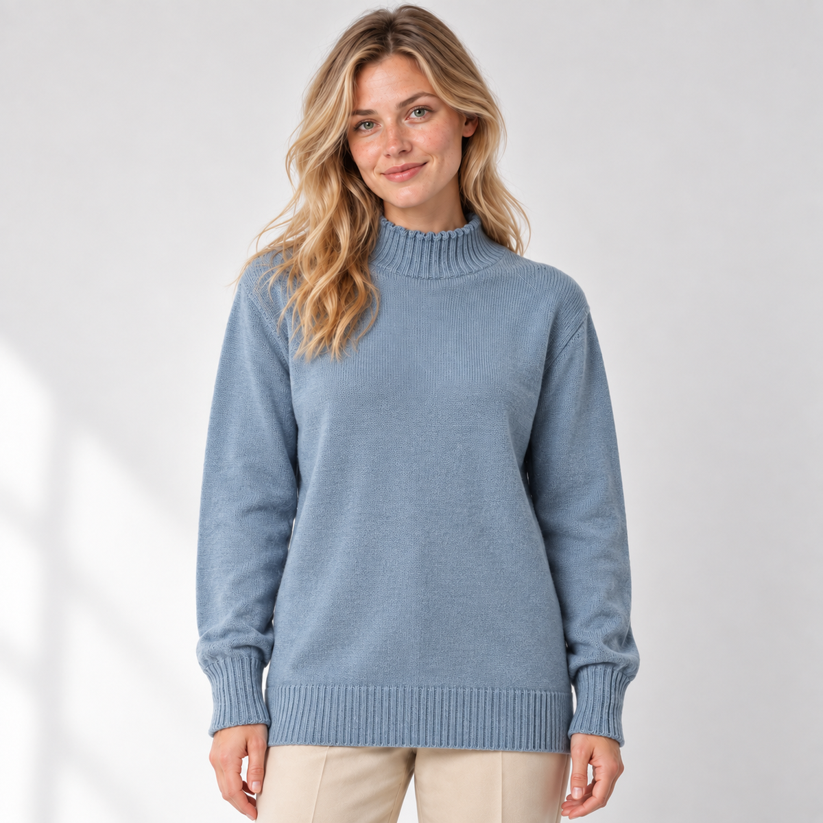 Sweater largo azul, vista frontal, modelo natural, cuello ondulado