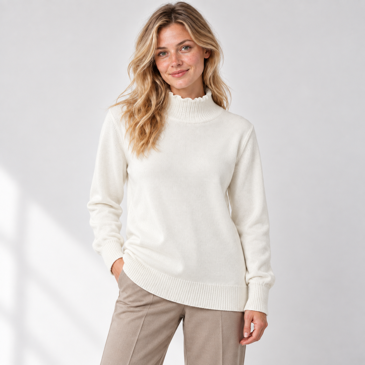 Sweater largo blanco, vista frontal, modelo natural, cuello ondulado
