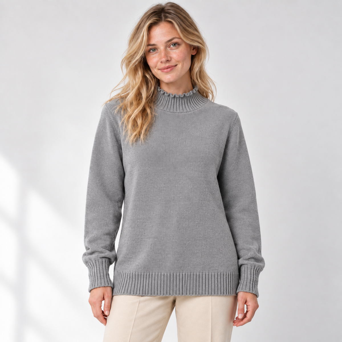 Sweater largo gris, vista frontal, modelo natural, cuello ondulado