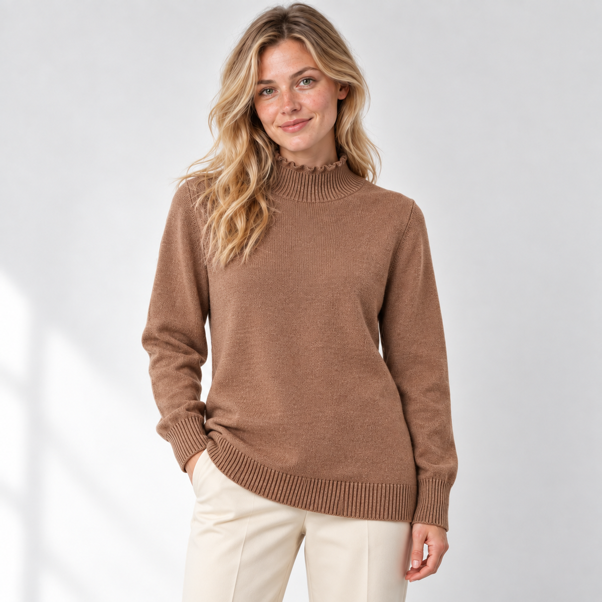 Sweater largo marron, vista frontal, modelo natural, cuello ondulado