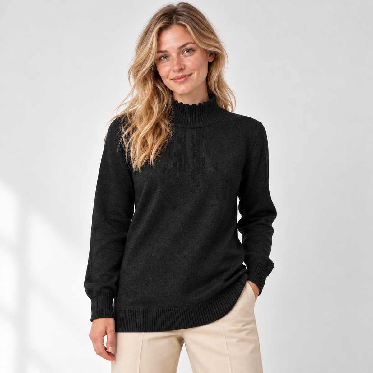 Sweater largo negro, vista frontal, modelo natural, cuello ondulado