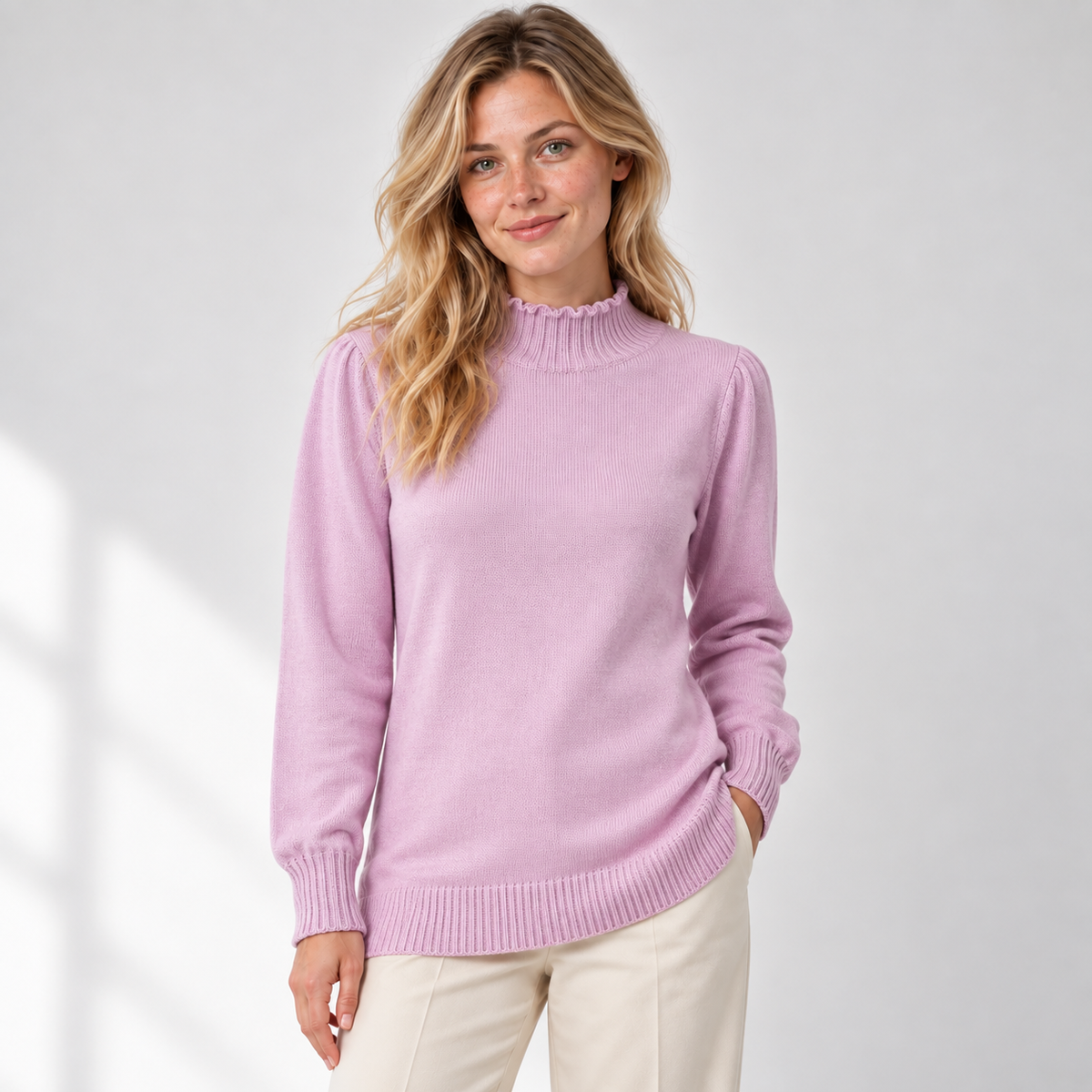 Sweater largo rosa, vista frontal, modelo natural, cuello ondulado