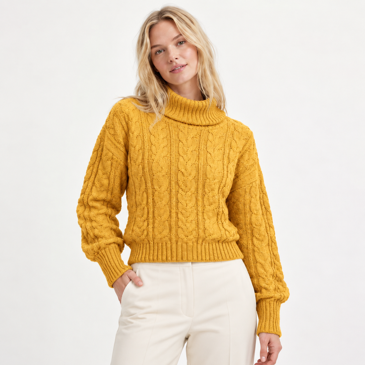 Sweater cuello de tortuga ancho amarillo, corte a la cintura, modelo rubia natural — MODASPROPIAS
