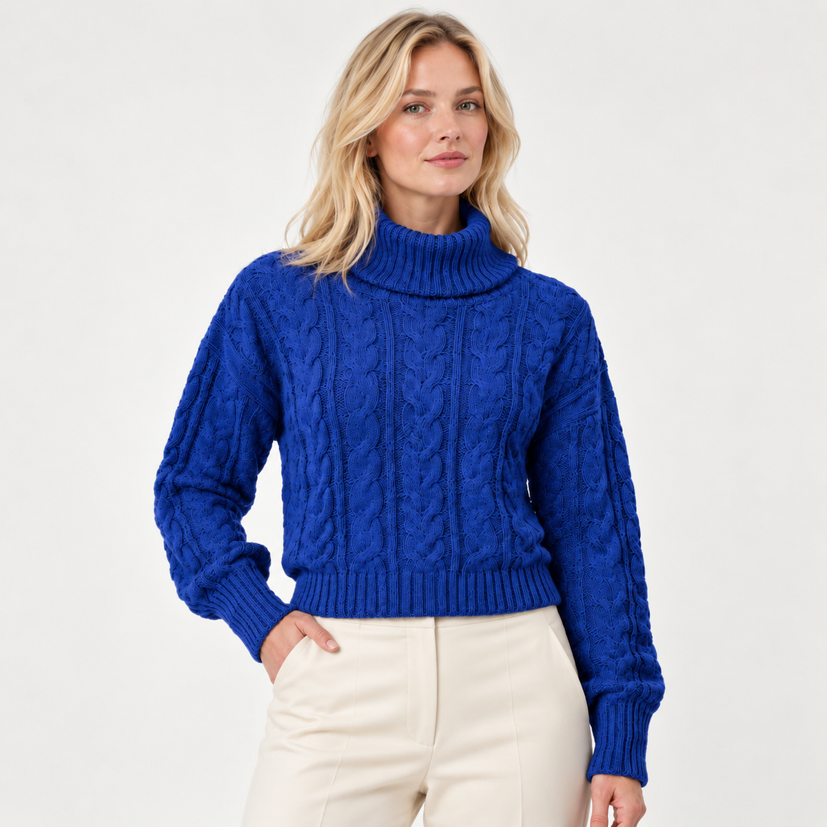 Sweater cuello de tortuga ancho azul, corte a la cintura, modelo rubia natural — MODASPROPIAS