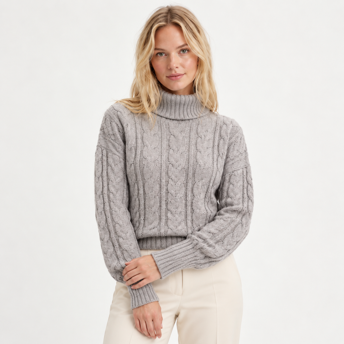 Sweater cuello de tortuga ancho gris, corte a la cintura, modelo rubia natural — MODASPROPIAS