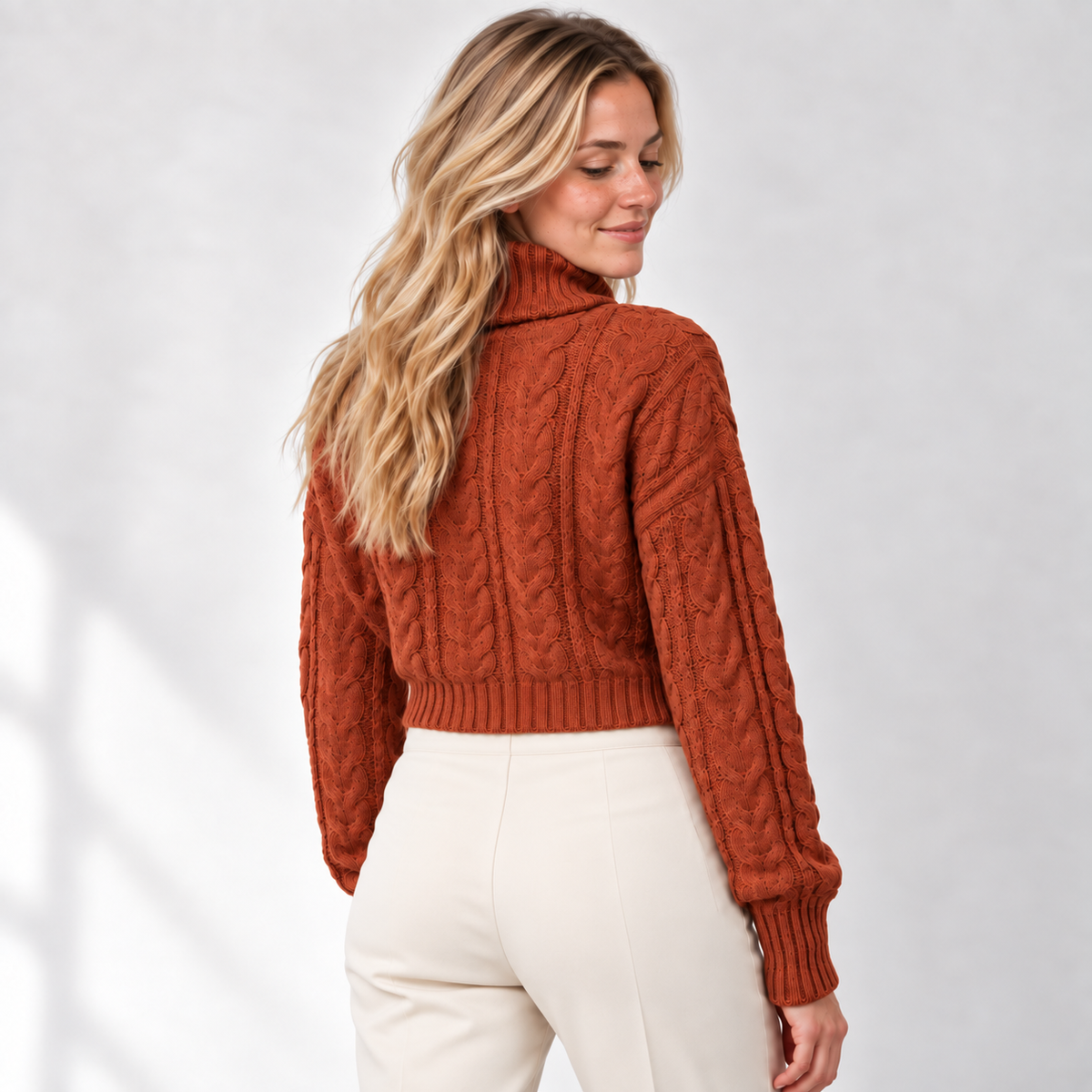 Sweater cuello de tortuga ancho marron — vista de espalda, corte a la cintura — MODASPROPIAS