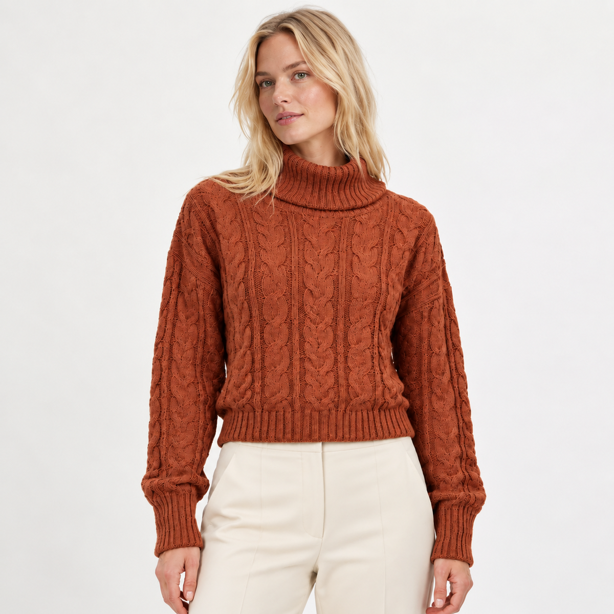 Sweater cuello de tortuga ancho marron, corte a la cintura, modelo rubia natural — MODASPROPIAS