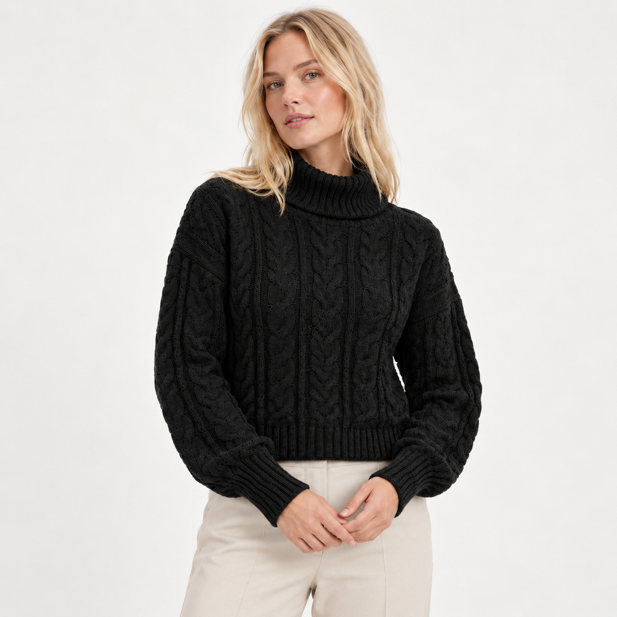 Sweater cuello de tortuga ancho negro, corte a la cintura, modelo rubia natural — MODASPROPIAS