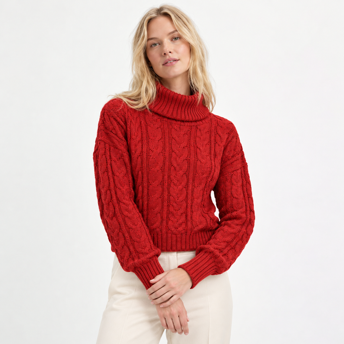 Sweater cuello de tortuga ancho rojo, corte a la cintura, modelo rubia natural — MODASPROPIAS