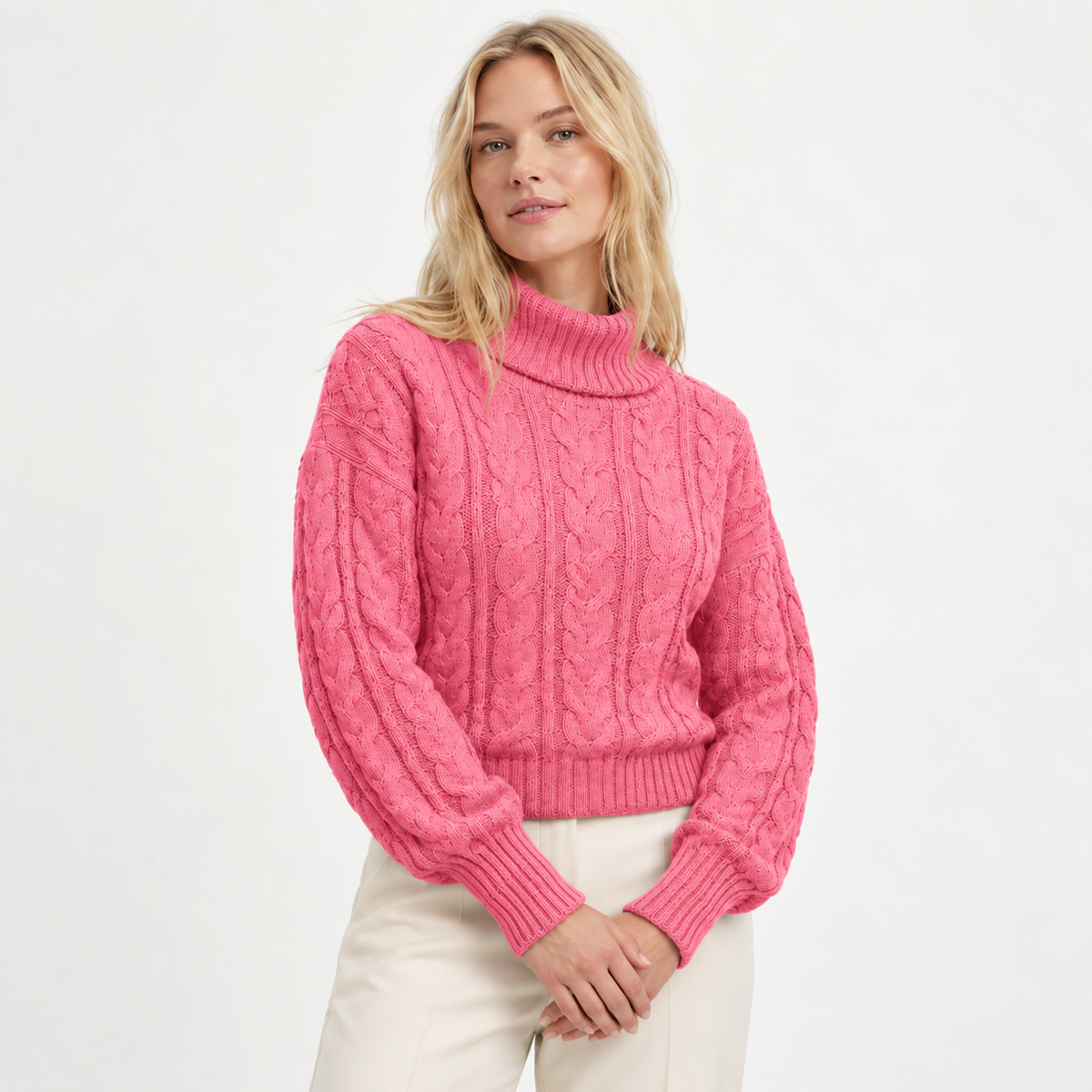 Sweater cuello de tortuga ancho rosa, corte a la cintura, modelo rubia natural — MODASPROPIAS