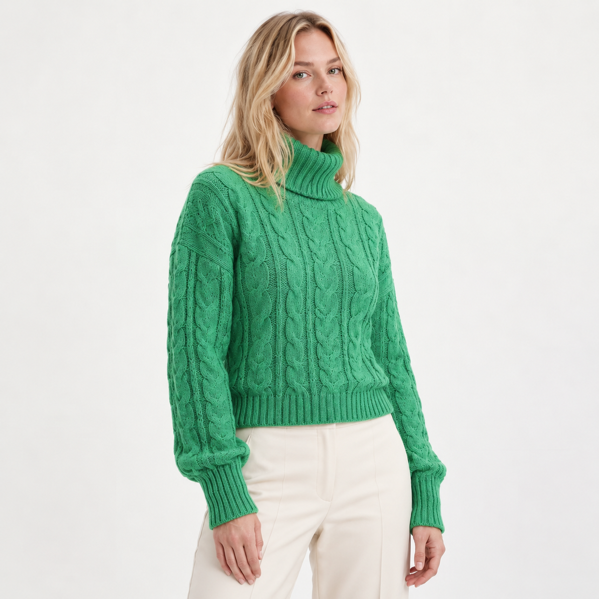 Sweater cuello de tortuga ancho verde, corte a la cintura, modelo rubia natural — MODASPROPIAS